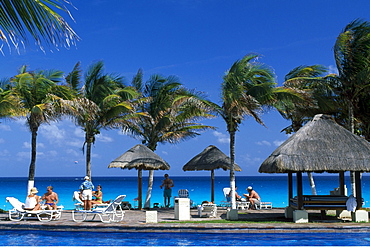 Hotel swimming pool and beach, Cancun, Riviera Maya, Mayan Riviera, Yucatan, Mexico