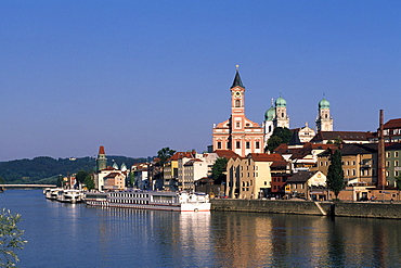 Historic centre of Passau viewed across the Danube, pleasure cruise boat in the foreground, Lower Bavaria, Germany, Europe