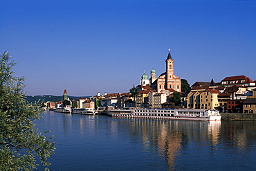 Historic centre of Passau viewed across the Danube, pleasure cruise boat in the foreground, Lower Bavaria, Germany, Europe