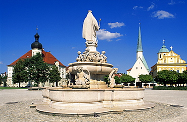 Fountain on the Kapellplatz, Chapel Square with Gnadenkapelle Chapel in Altoetting, Lower Bavaria, Germany, Europe