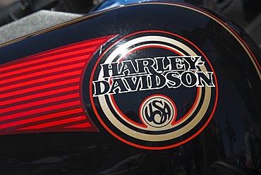 Writing "Harley Davidson" on the fuel tank of a Harley Davidson motorbike