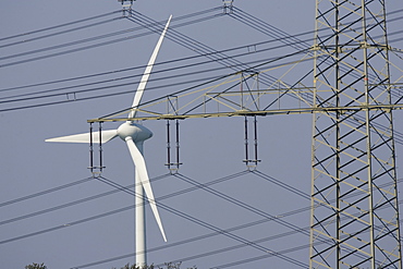 Wind energy plant and a pylon