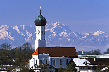 Town of Muensing against an Alpine backdrop, Mt. Zugspitze, Upper Bavaria, Bavaria, Germany, Europe