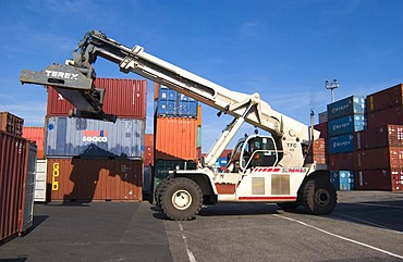 Mobile containerlift at Neuss Harbour, Germany