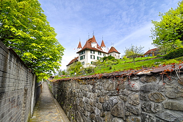 Holi Maez, historic alley, Thun Castle at back, Thun, Canton of Berne, Switzerland, Europe