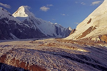 The mountain range Central Tian Shan is located in Kazakhstan