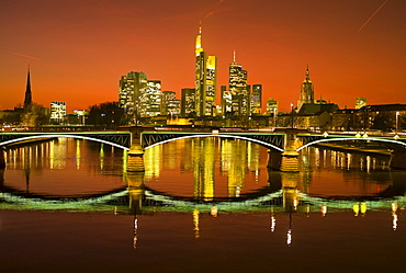 Sunset, Ignatz Bubis Bridge and the Frankfurt skyline, Frankfurt, Hesse, Germany, Europe