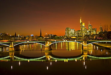 Sunset, Ignatz Bubis Bridge and the Frankfurt skyline, Frankfurt, Hesse, Germany, Europe