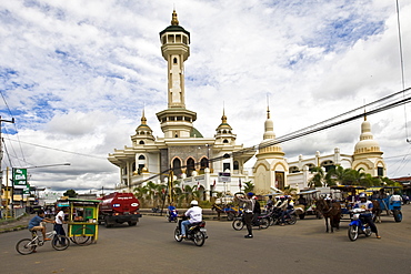 Busy street, Al Akbar-Masbagik Mosque in Masbagik at back, Lombok Island, Lesser Sunda Islands, Indonesia, Asia