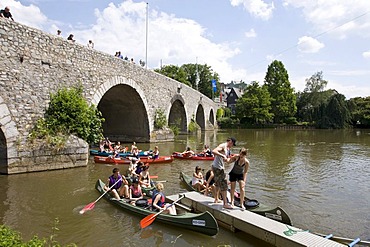 Canoeists on the Lahn River getting out of their canoes to avoid rapids, in front of the Alte Lahn Bridge, Wetzlar, Hesse, Germany, Europe