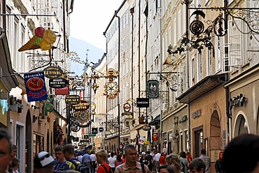 Getreidegasse in Salzburg , Austria