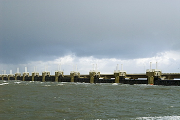 Closed storm surge barrier The Oosterscheldekering (Eastern Scheldt storm surge barrier) between the islands Schouwen-Duiveland and Noord-Beveland, part of the Delta works series of dams, protecting the Netherlands from flooding, Netherlands