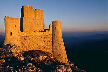 Rocca di Calascio, mountaintop fortress, Campo Imperatore, Abruzzo Region, Italy, Europe