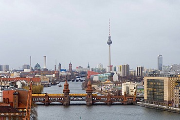 View on the river Spree with the Oberbaumbruecke bridge, in the background the skyline and the Television Tower, Berlin, Germany