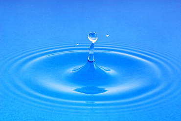 Blue water with jumping waterdrop