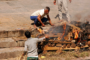 Cremation, Pashupatinath ghats at Bagmati River, Kathmandu, Nepal, Asia