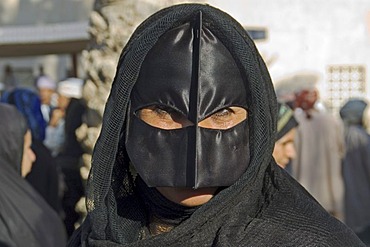 Portrait veiled woman bei Nizwa Oman