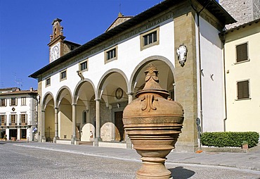 Terracotta vase in front of the parish church, Buondelmonti Square, Impruneta, Chianti, Florence, Firenze, Tuscany, Italy, Europe