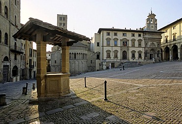 Cistern in front of the Basilica Santa Maria delle Pieve, the Palazzo del Tribunale, the Palazzo della Fraternita dei Laici, the Palazzo delle Logge, and the Piazza Grande, Arezzo, Tuscany, Italy, Europe