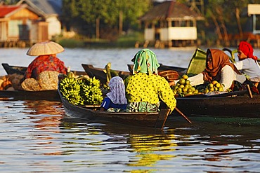 Woman on the way to floating market, Banjarmasin, South-Kalimantan, Borneo, Indonesia