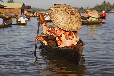 Woman on the way to floating market, Banjarmasin, South-Kalimantan, Borneo, Indonesia