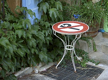 The second life of a parking prohibition sign as desk top for a garden table.