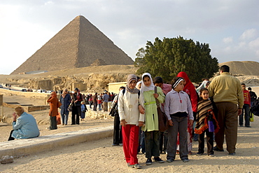 The pyramids in Gizeh. Egyptian grade before the Cheops pyramid, Gizeh, Cairo, Egyt