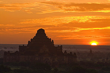 Sunrise over the temples of Bagan, Myanmar, Southeast Asia