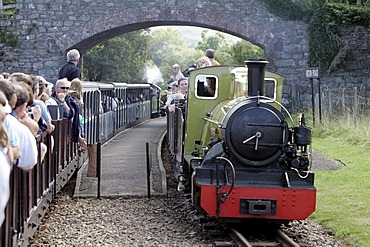 Irton Road, GBR, 20. Aug. 2005 - Train of Ravenglass Railway between Ravenglass and Dalegarth for Booth in the Lake Distrct.