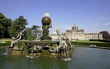 York, GBR, 17. August 2005 - Atlas Fountain in the garden of Castle Howard nearby York.