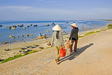 Two Vienamese women, harbour of Mui Ne, Vietnam, Asia