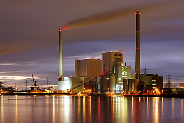 Power station, GKM Grosskraftwerk Mannheim at twilight, Mannheim, Baden-Wuerttemberg, Germany, Europe