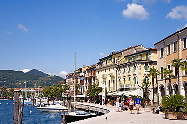 Promenade, Salo, Lake Garda, Lombardy, Italy, Europe