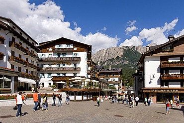 Main street of Cortina dÂ¥Ampezzo, Dolomites, Veneto, Italy, Europe