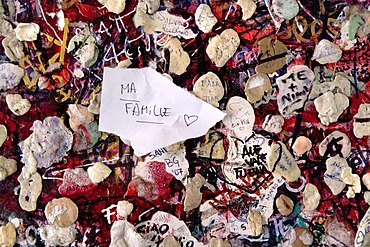 Graffiti with good wishes and chewing gum at the Casa di Giulietta, Juliet's House, Verona, Venice, Italy, Europe