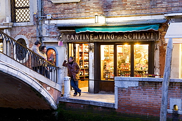 Customer in front of a wine bar on a bridge, Venice, Venezia, Italy, Europe