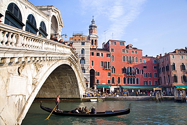 Gondola on the Canal Grande under the Rialto Bridge, Venice, Veneto, Italy, Europe