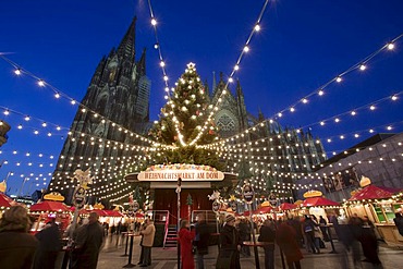 Chain of lights, people visiting the christmas market in front of the Cologne Cathedral, Cologne, North Rhine-Westphalia, Germany, Europe