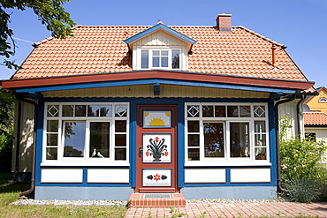 Captain's house with its colourfully painted door, Prerow, Darss, Mecklenburg-Western Pomerania, Germany, Europe