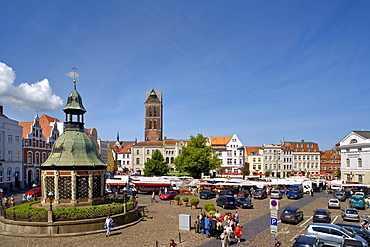 "Wasserkunst" and the Marienkirche Church, Marktplatz Square, Wismar, Mecklenburg-Western Pomerania, Germany, Europe