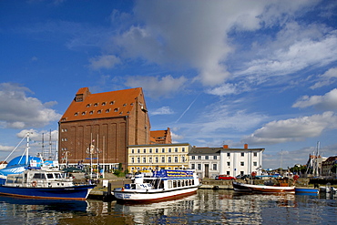 Warehouse on the harbour, boats in front of it, Baltic Sea, Mecklenburg-Western Pomerania, Germany, Europe