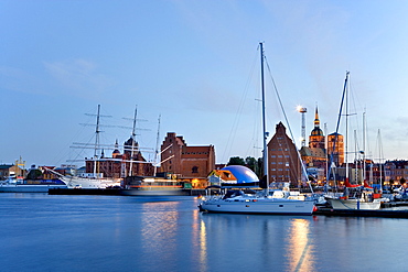 Boats, evening mood in the harbour, view of St Nikolai Church, Stralsund, Baltic Sea, Mecklenburg-Western Pomerania, Germany, Europe