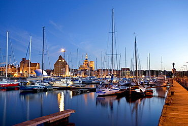 Boats, evening mood in the harbour, view of St Nikolai Church, Stralsund, Baltic Sea, Mecklenburg-Western Pomerania, Germany, Europe