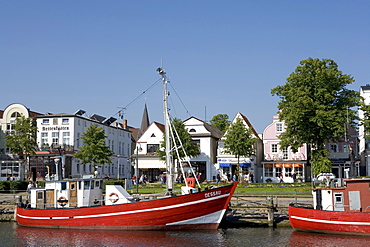 Boats in front of the promenade on the channel, Am Strom, Warnemuende, Rostock, Mecklenburg-Western Pomerania, Germany, Europe