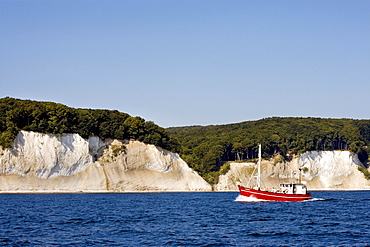 Cutter in front of Koenigsstuhl, a chalk rock promentary, Chalk Coast, Ruegen Island, Baltic Sea, Mecklenburg-Western Pomerania, Germany, Europe