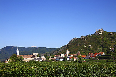 Duernstein and the Duernstein Castle ruins, Wachau, Lower Austria, Europe