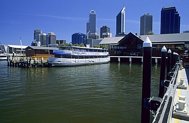 Riverside promenade, waterfront with view of the Perth skyline, Westaustralia