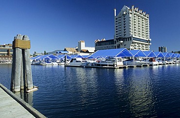 Hotel and marina in Coeur dÂ¥Alene, Coeur dÂ¥Alene Lake, Idaho, USA