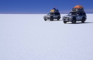 Fourwheeldrive vehicle driving over Salar de Uyuni, Bolivia