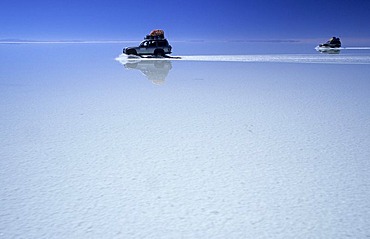 Fourwheeldrive vehicle driving over Salar de Uyuni, Bolivia